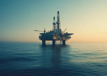 Volatilidad en el Estrecho de Hormuz: El crudo Brent supera los 100 dólares tras ataques de EE. UU. y amenazas de represalias